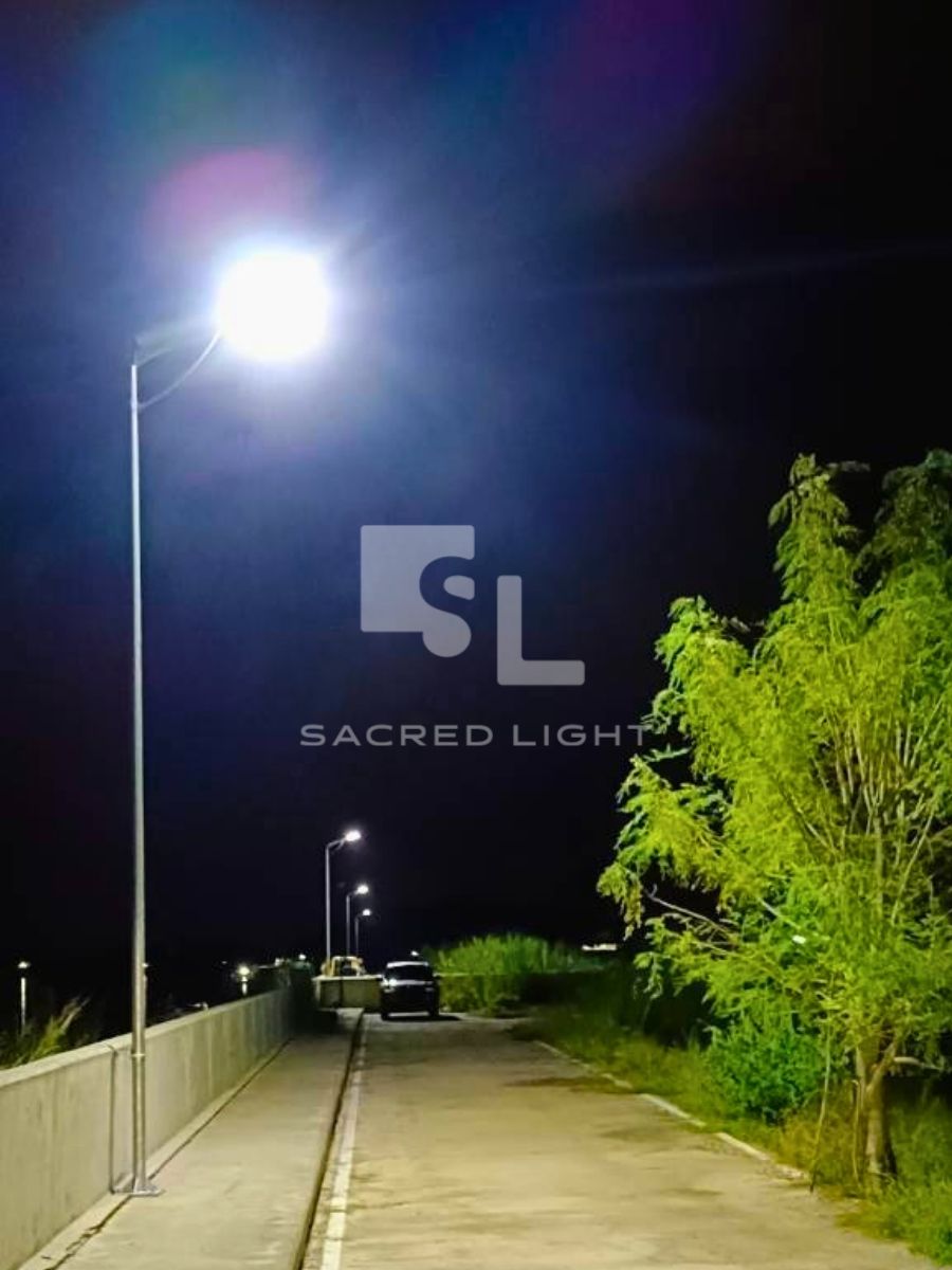 โคมไฟถนนโซล่าเซลล์ส่องทางเดินริมเขื่อนกลางคืน หาดทรายอินทร์บุรี