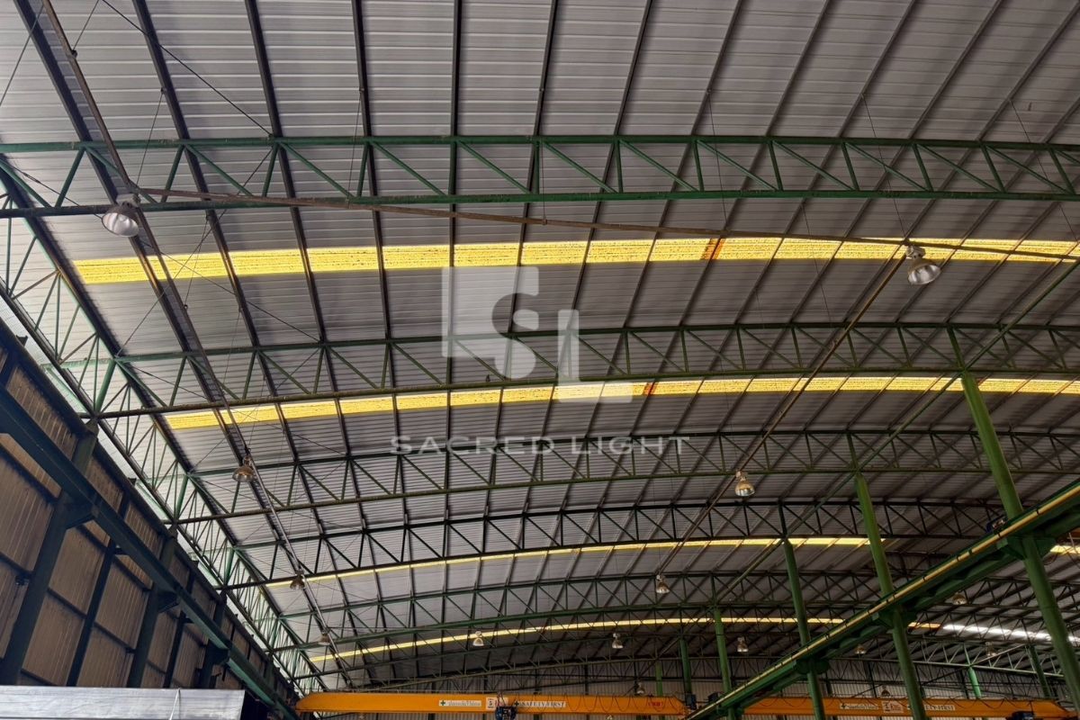 แสงจากหลอดฟลูออเรสเซนต์เดิมในโรงงานแปซิฟิกไพพ์ก่อนเปลี่ยนเป็นโคมไฮเบย์ LED