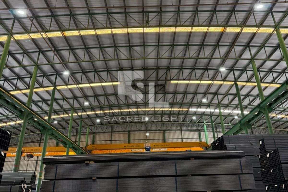 เพดานโรงงานแปซิฟิกไพพ์หลังติดตั้งโคมไฮเบย์ LED แสงสว่างครอบคลุมทั่วทั้งพื้นที่