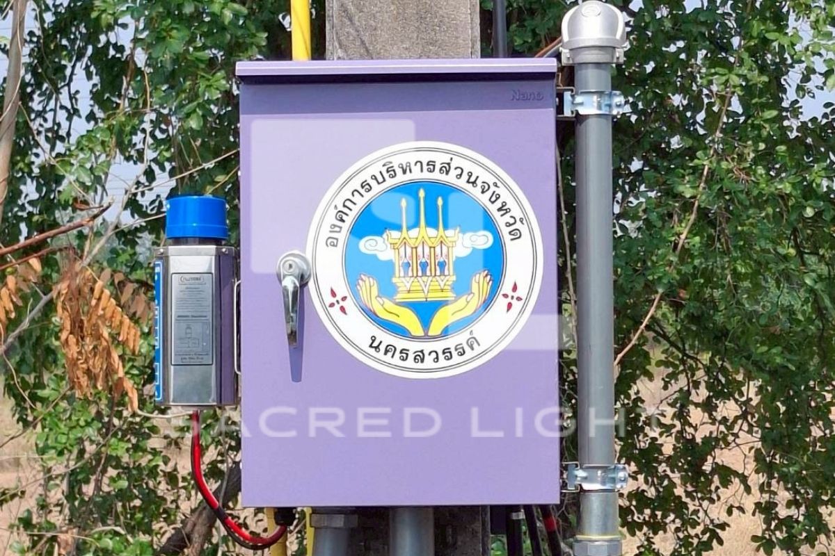 ตู้ควบคุมระบบไฟฟ้าสำหรับโคมไฟถนน LED พร้อมตราสัญลักษณ์ อบจ.นครสวรรค์