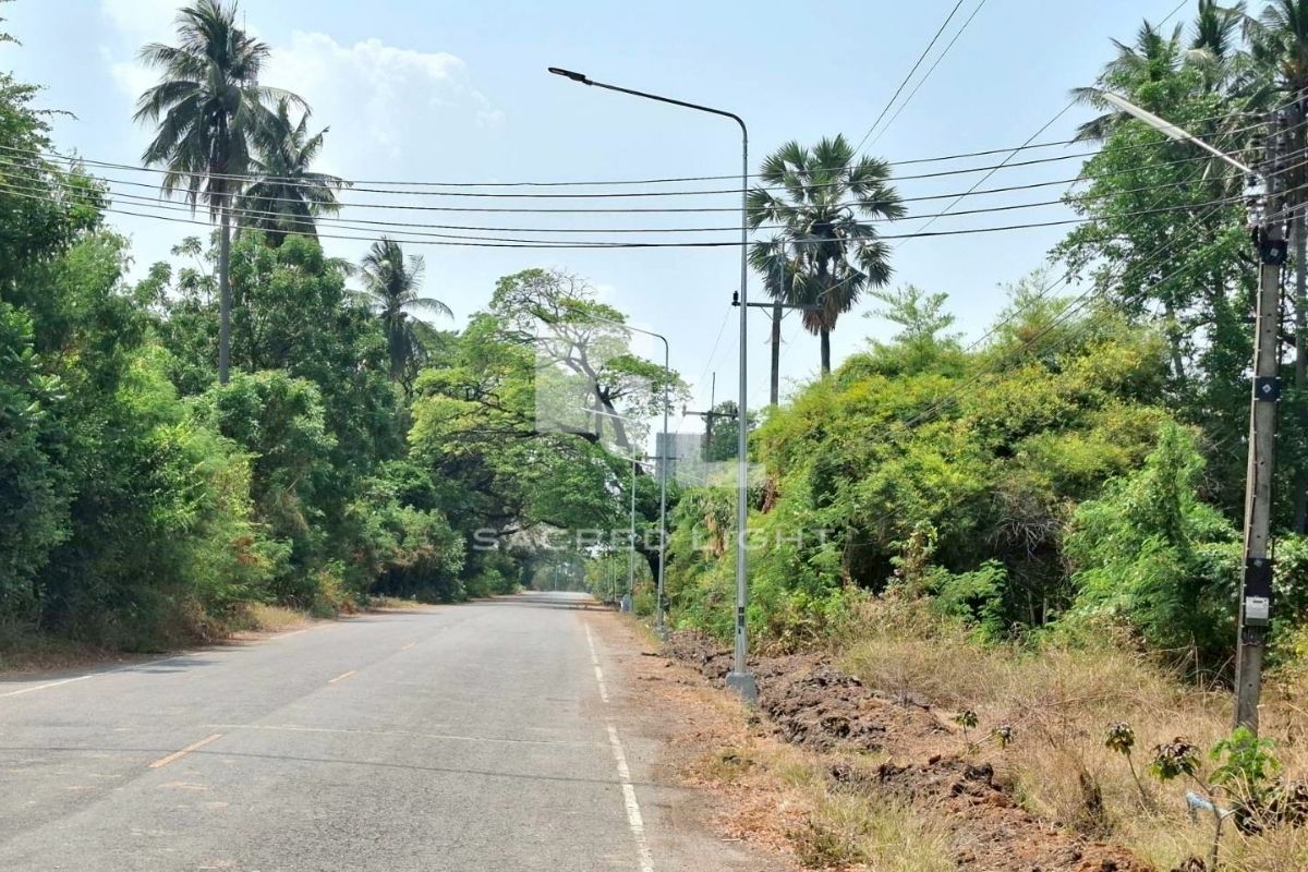 แนวเสาโคมไฟถนน LED ริมทางหลวงท้องถิ่น นว.ถ.1-0095 ตำบลกลางแดด อำเภอเมืองนครสวรรค์