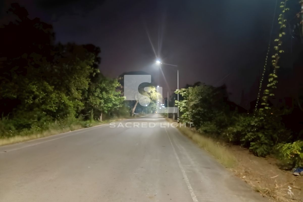 มุมมองกลางคืนแนวตรงถนนที่ติดตั้งโคมไฟ LED 120W ทางหลวงท้องถิ่น นว.ถ.1-0095 จังหวัดนครสวรรค์