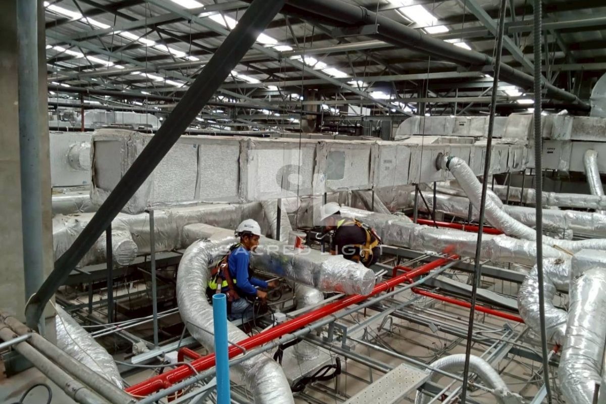ช่างติดตั้งโคมกันระเบิดฝังฝ้า BHY-1500 ในห้องผสมยา