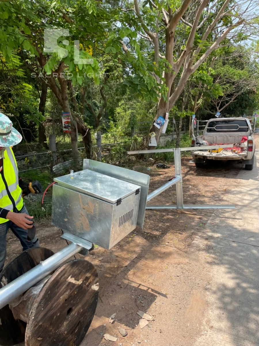 ภาพดำเนินการติดตั้งเสาไฟโคมไฟถนนโซล่าเซลล์ รุ่น MASTERPRO-H1 Series ถนนชนบทแสมสาร