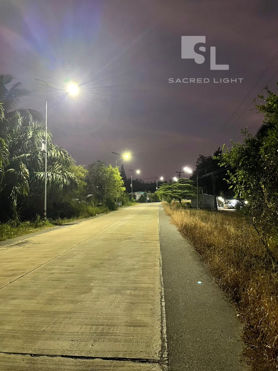 ภาพหลังติดตั้งโคมไฟถนนโซล่าเซลล์ รุ่น MASTERPRO-H1 Series ถนนชนบทแสมสาร