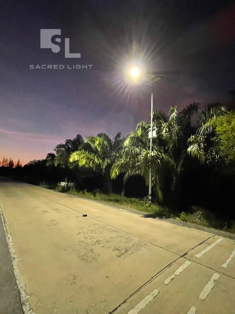 ภาพหลังติดตั้งโคมไฟถนนโซล่าเซลล์ รุ่น MASTERPRO-H1 Series ถนนชนบทแสมสาร