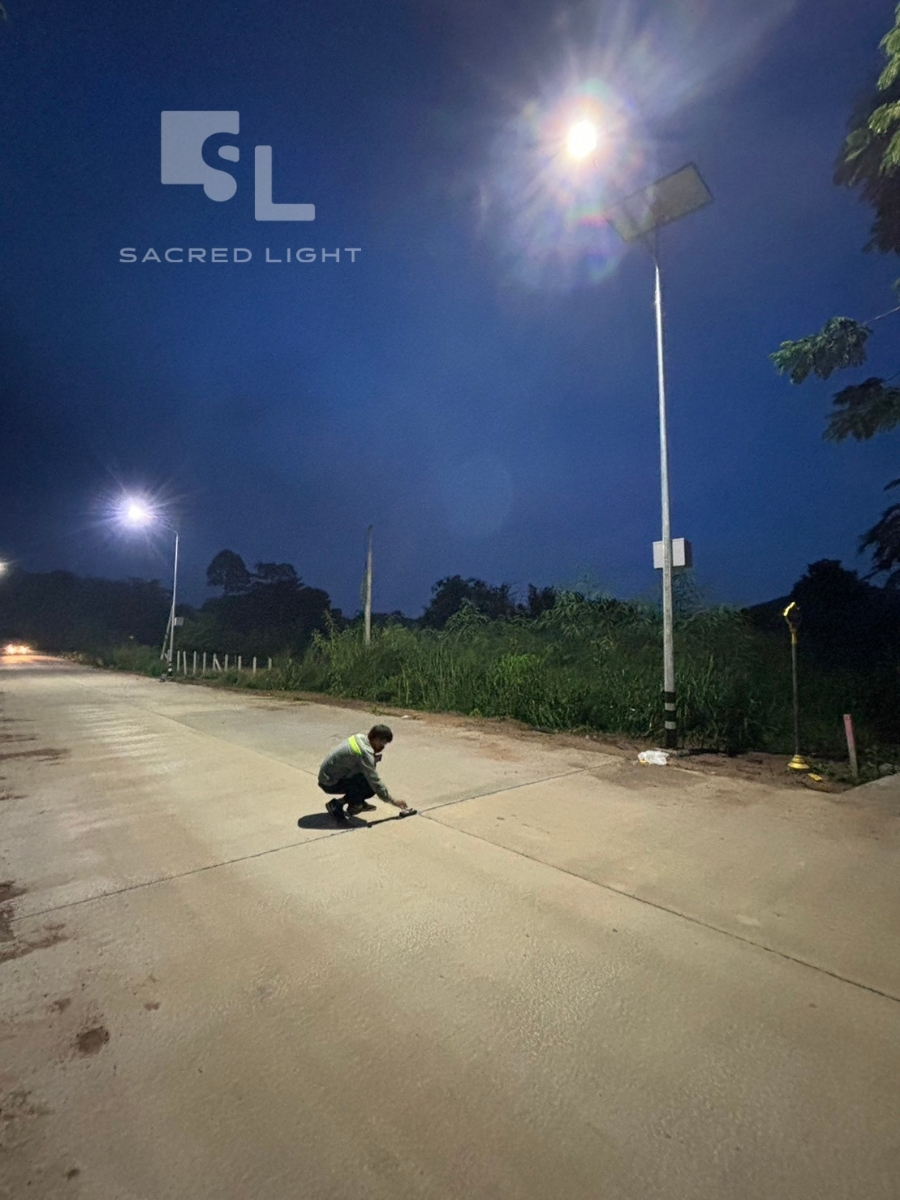 ภาพวัดแสงไฟหลังติดตั้งโคมไฟถนนโซล่าเซลล์ รุ่น MASTERPRO-H1 Series ถนนชนบทแสมสาร