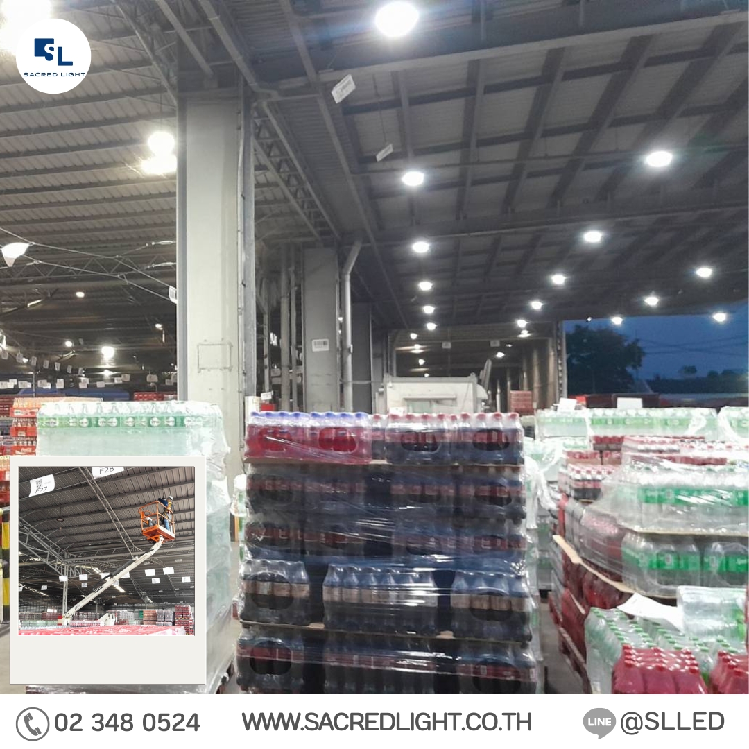 โคมไฟไฮเบย์ LED รุ่น E12 150W ที่ติดตั้งเรียบร้อยในลานโหลดสินค้า ให้แสงสว่างนุ่มนวลทั่วพื้นที่ ช่วยให้พนักงานทำงานได้อย่างสบายตา
