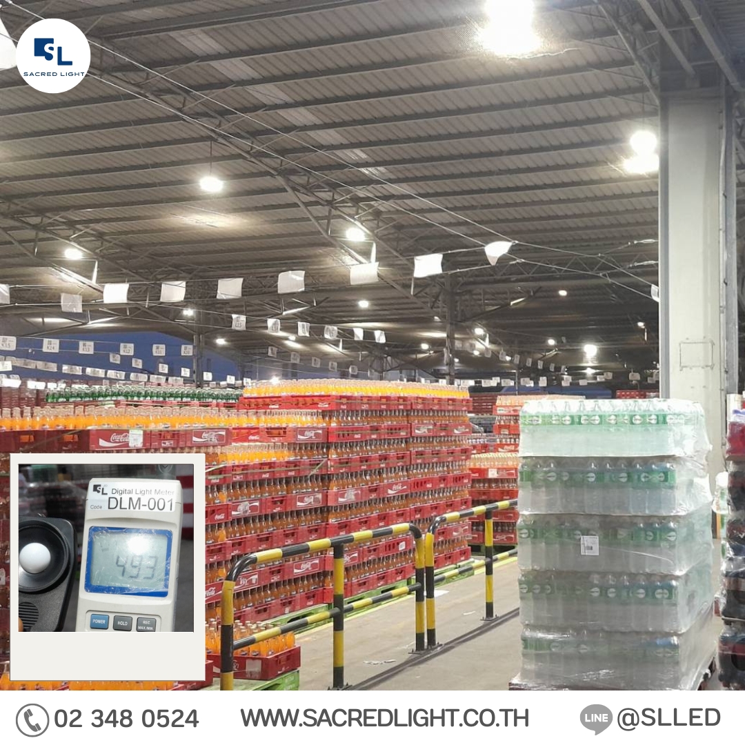 โคมไฟไฮเบย์ LED รุ่น E12 150W ที่ติดตั้งเรียบร้อยในลานโหลดสินค้า ให้แสงสว่างนุ่มนวลทั่วพื้นที่ ช่วยให้พนักงานทำงานได้อย่างสบายตา