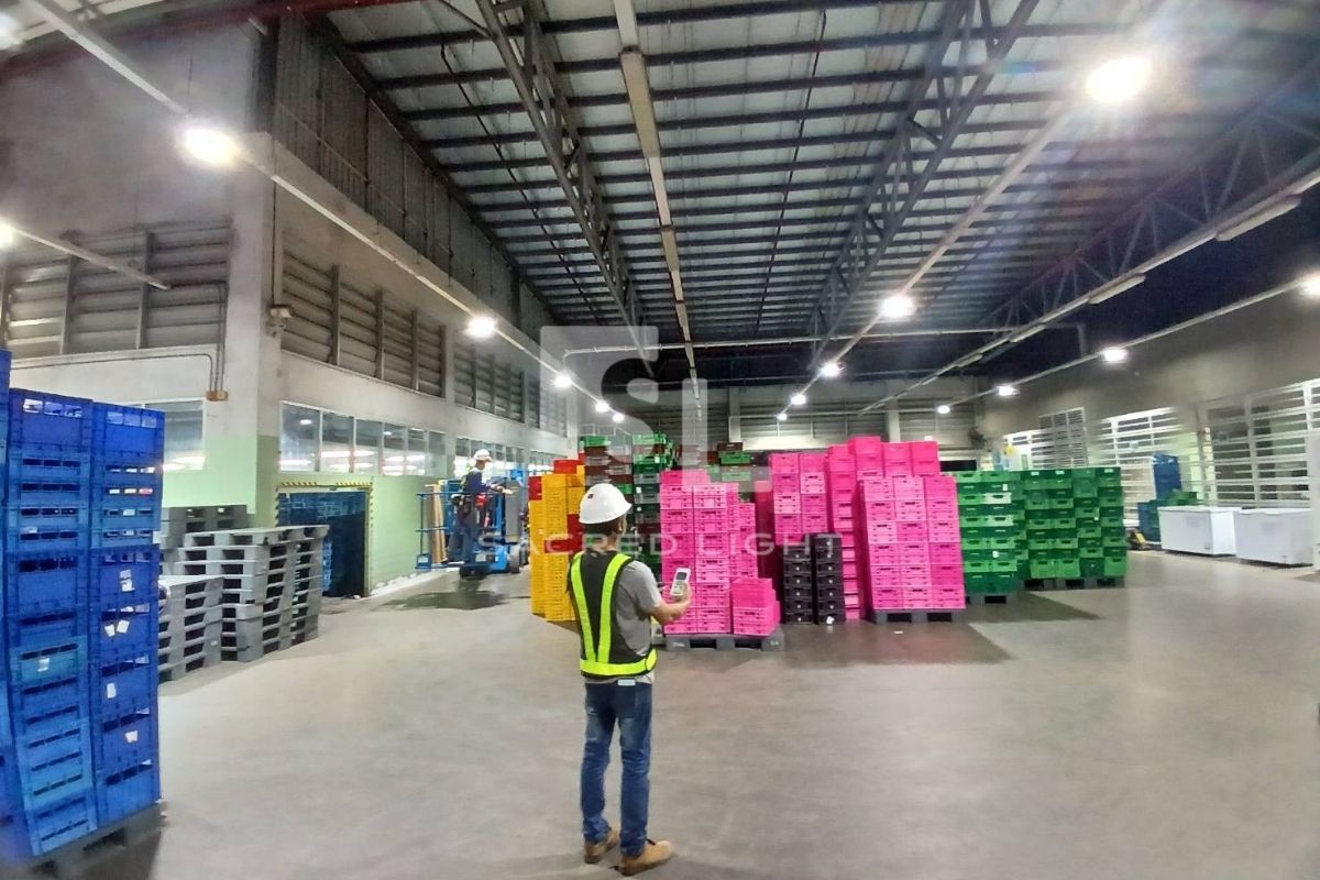โซนจัดเก็บสินค้าภายนอกห้องเย็น CP All ติดตั้งโคมไฟไฮเบย์ LED E14 100W ให้แสงครอบคลุม
