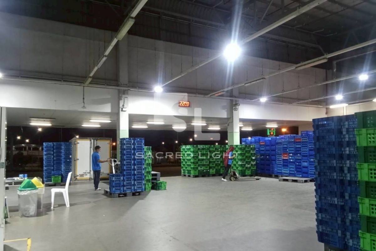 พื้นที่ขนถ่ายสินค้ากลางคืน CP All แสงสว่างจากโคมไฟไฮเบย์ LED หลังติดตั้ง