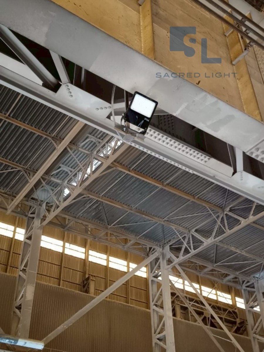ติดตั้งโคมไฟฟลัดไลท์ LED รุ่น MASTER-9 โรงงานผลิตเหล็ก ระยอง