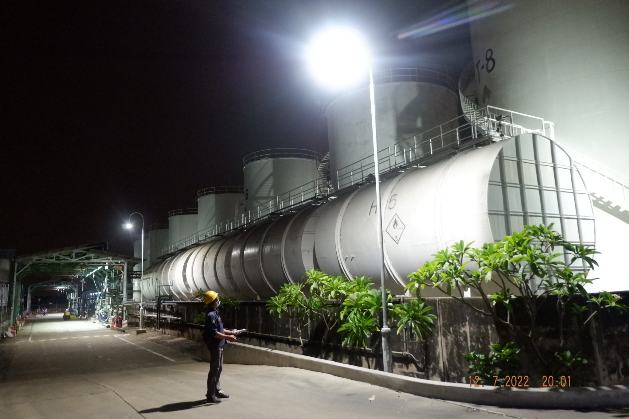 ทีมวิศวกรวัดค่า Lux หลังติดตั้งโคมไฟภายนอกโรงงาน