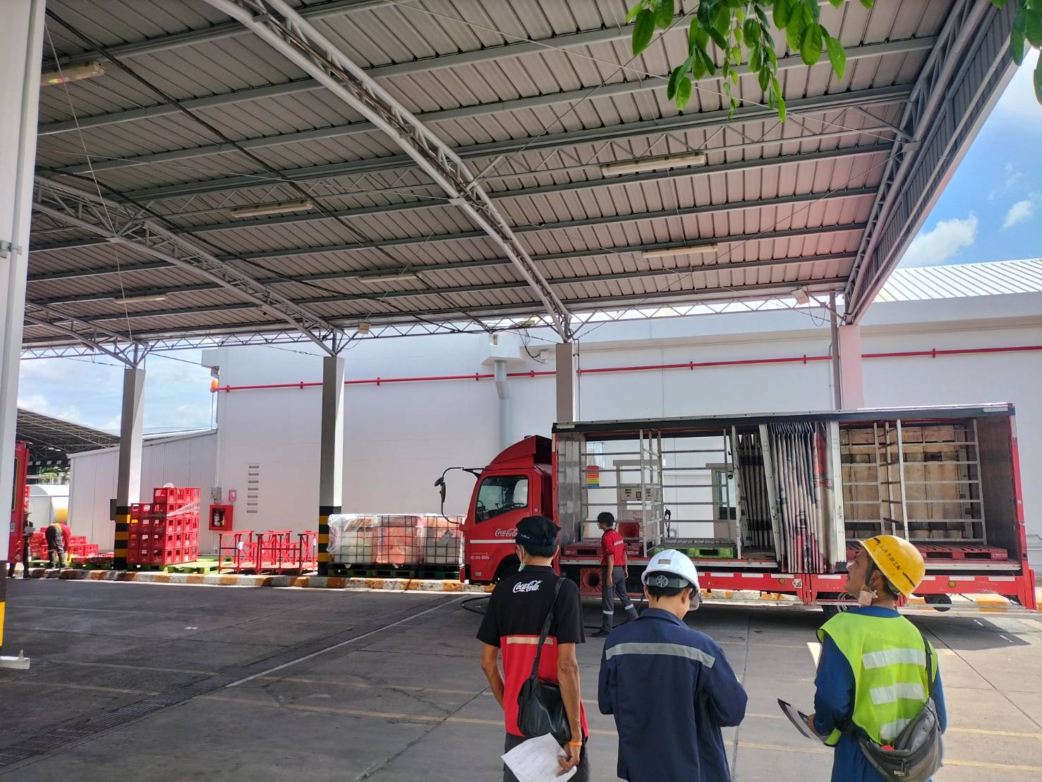 วิศวกร Sacred Light สำรวจพื้นที่หน้างานก่อนติดตั้งโคมไฟ LED